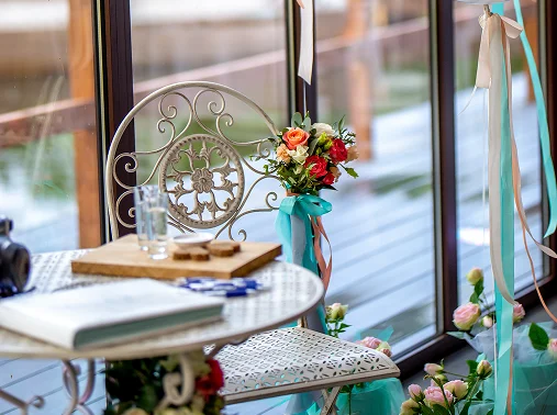 Service traiteur raffiné et options culinaires adaptées à vos préférences.